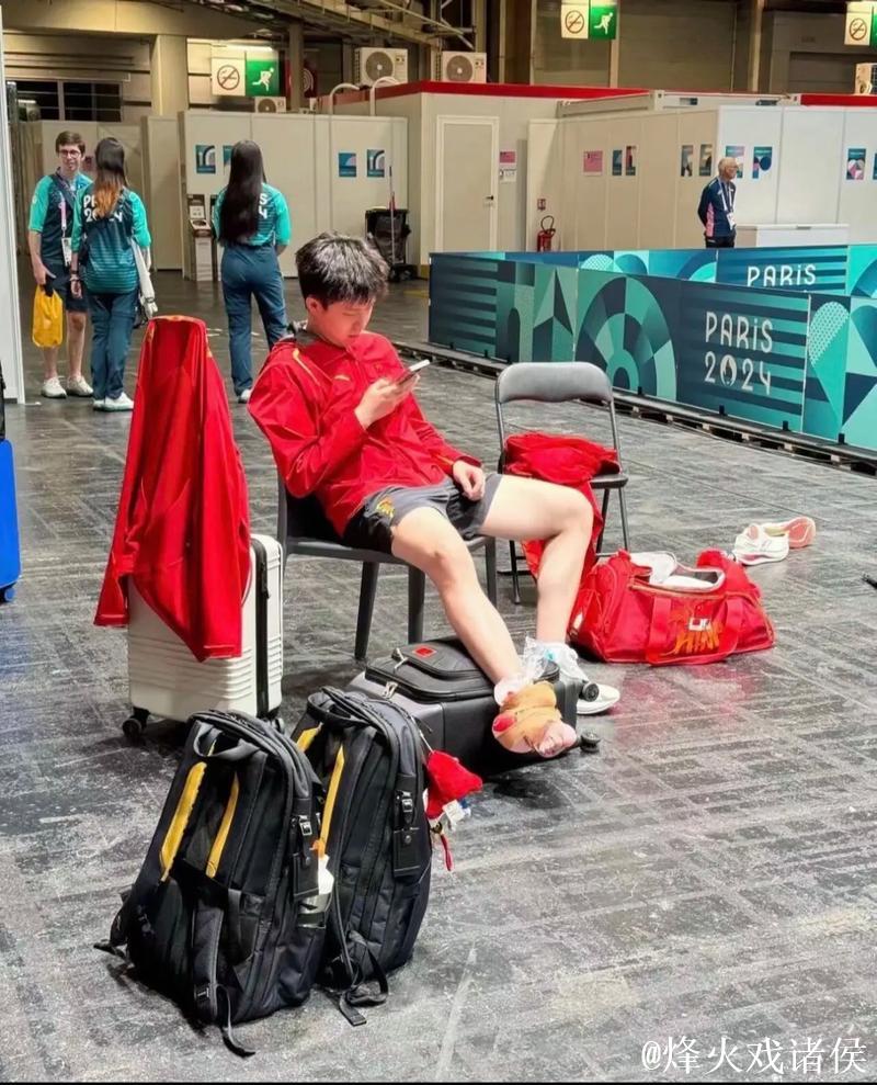 王楚钦被拍到戴背腰带,疑似上半身伤痛影响行动 王楚钦被拍到戴背腰带,疑似上半身伤痛影响行动